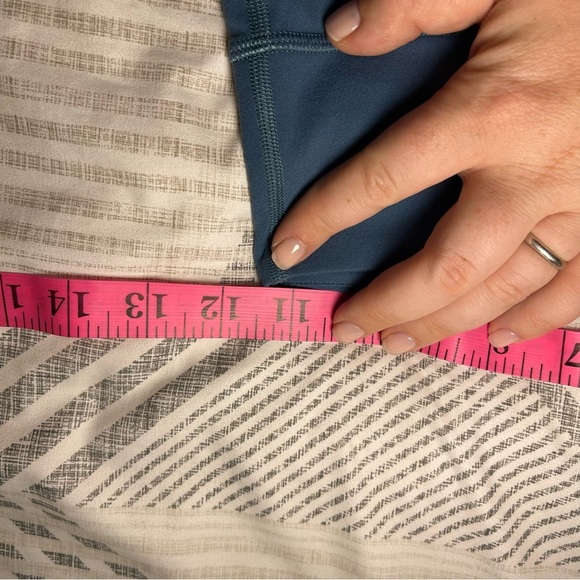 *Sold* Lululemon women’s desert Teal Align jogger leggings 28” in size 4 active - Picture 9 of 12
